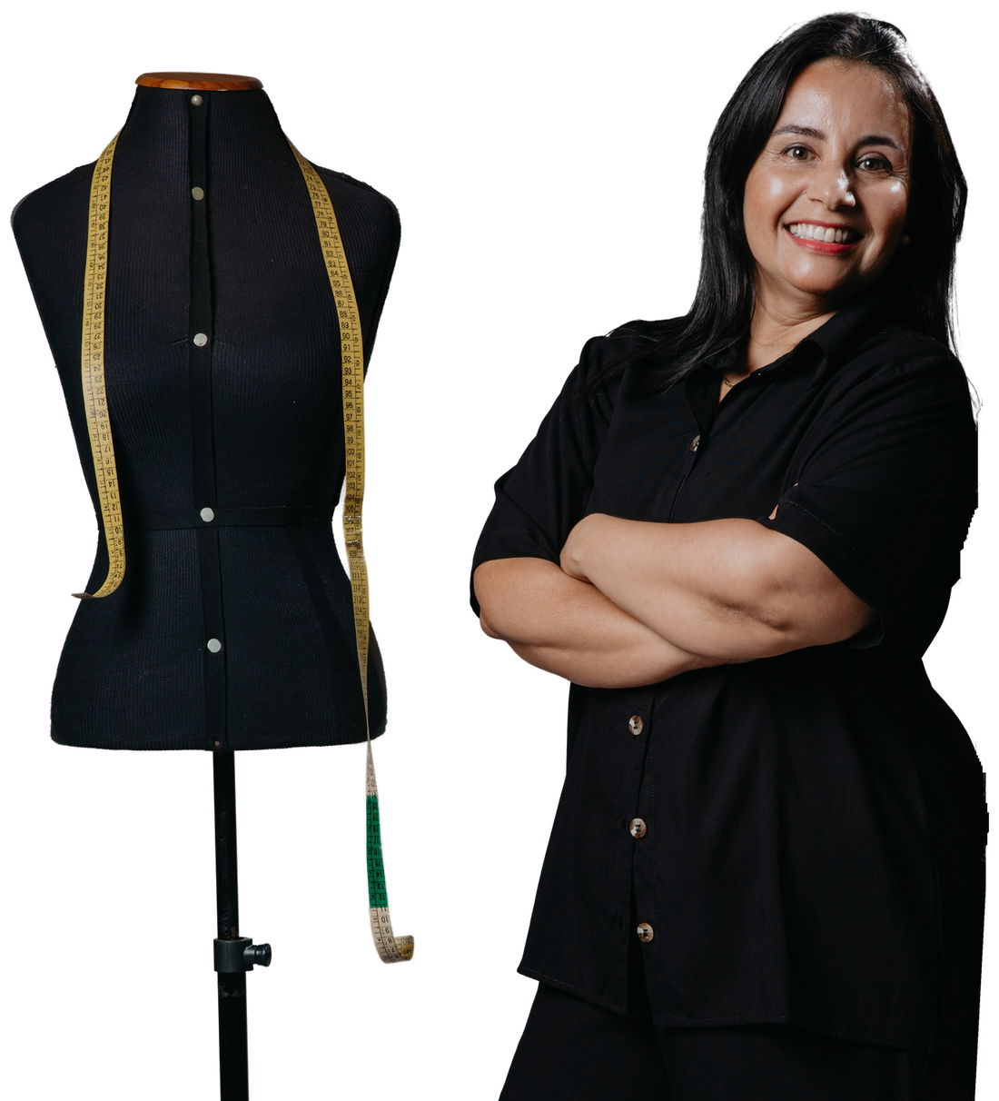 Karla Duarte de braços cruzados ao lado de um manequim de modelagem com fita métrica